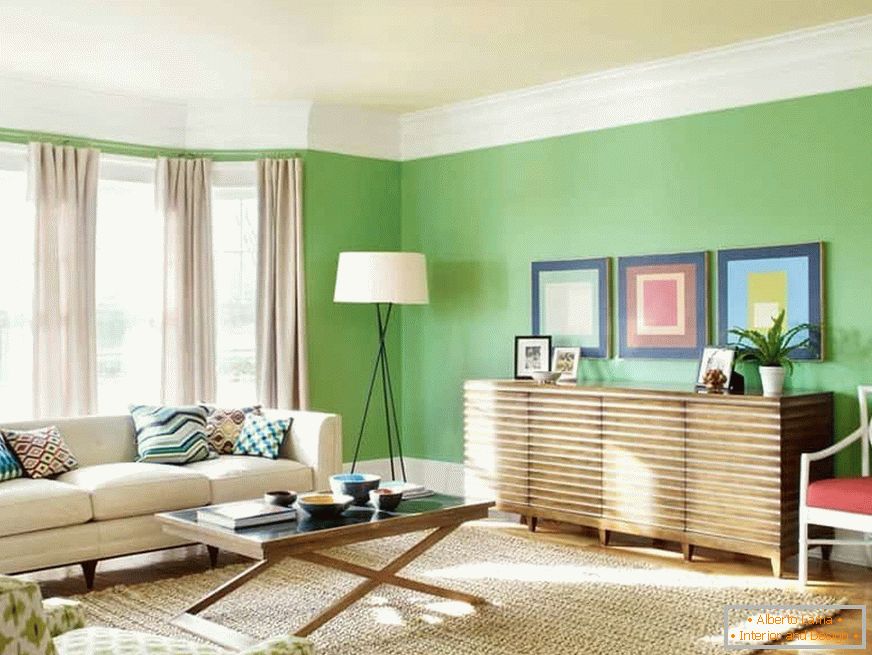 Svetlá obývacia izba so svetlým zeleným a béžovým