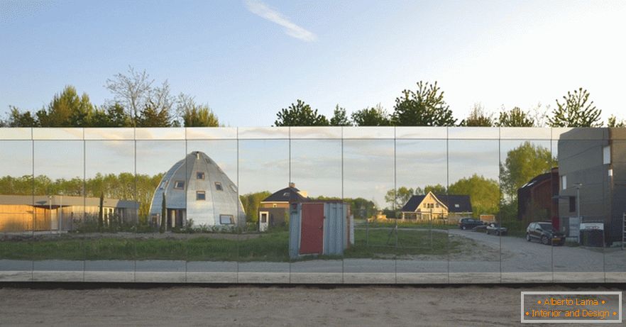 Zrkadlová fasáda domu Mirror House
