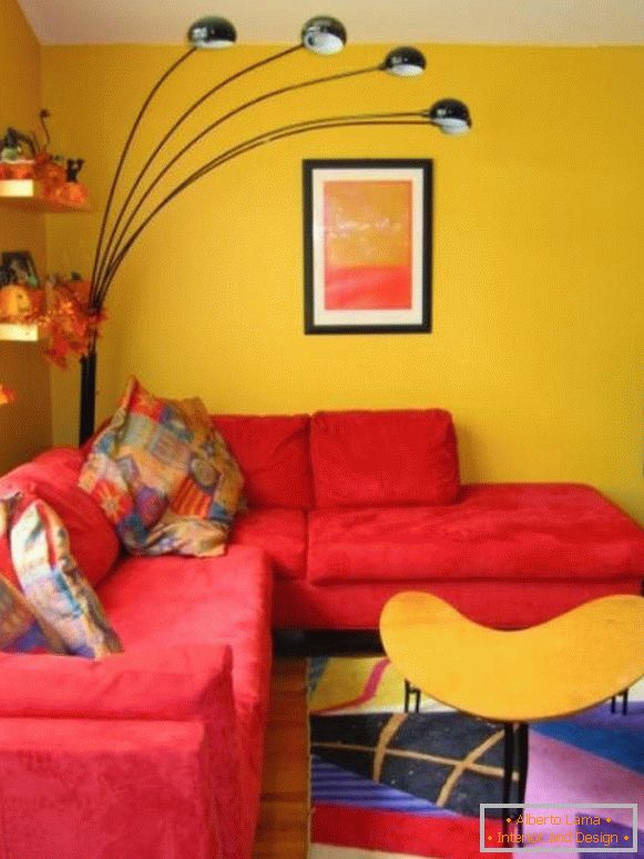 Červená pohovka v žltej obývacej izbe