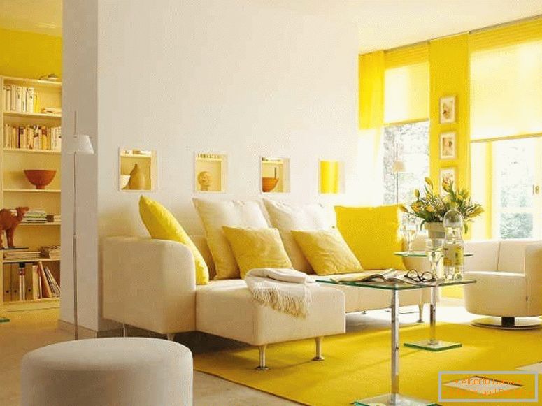 Solárny žltý obývacia izba
