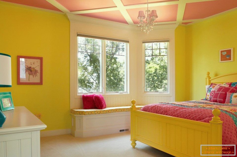 Žlté steny a ružový strop