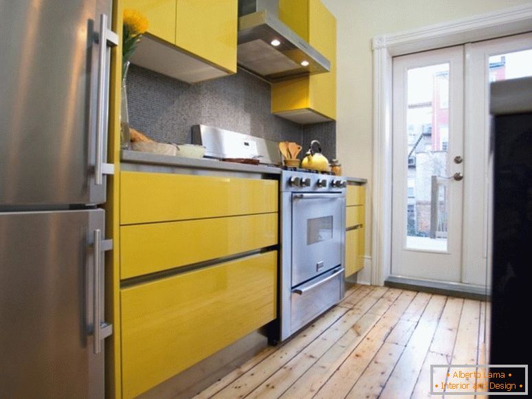 Aplikácia žltej farby vo vnútri kuchyne