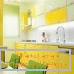 Kuchynský nábytok s bielymi a žltými fasádami