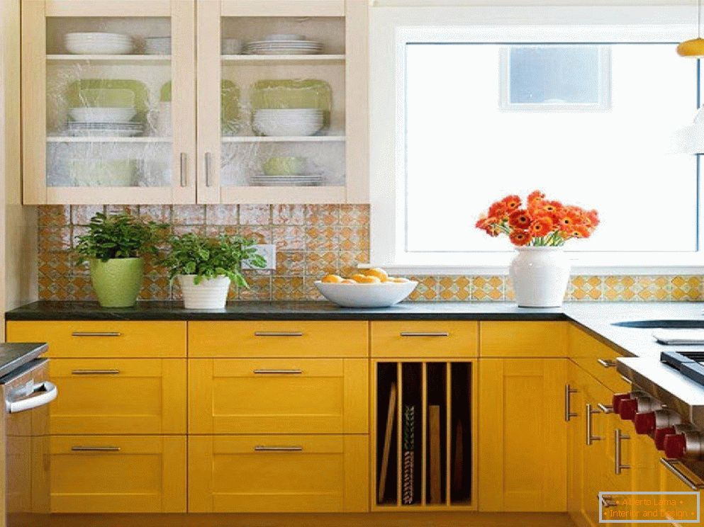 Kuchynský nábytok so žltými fasádami