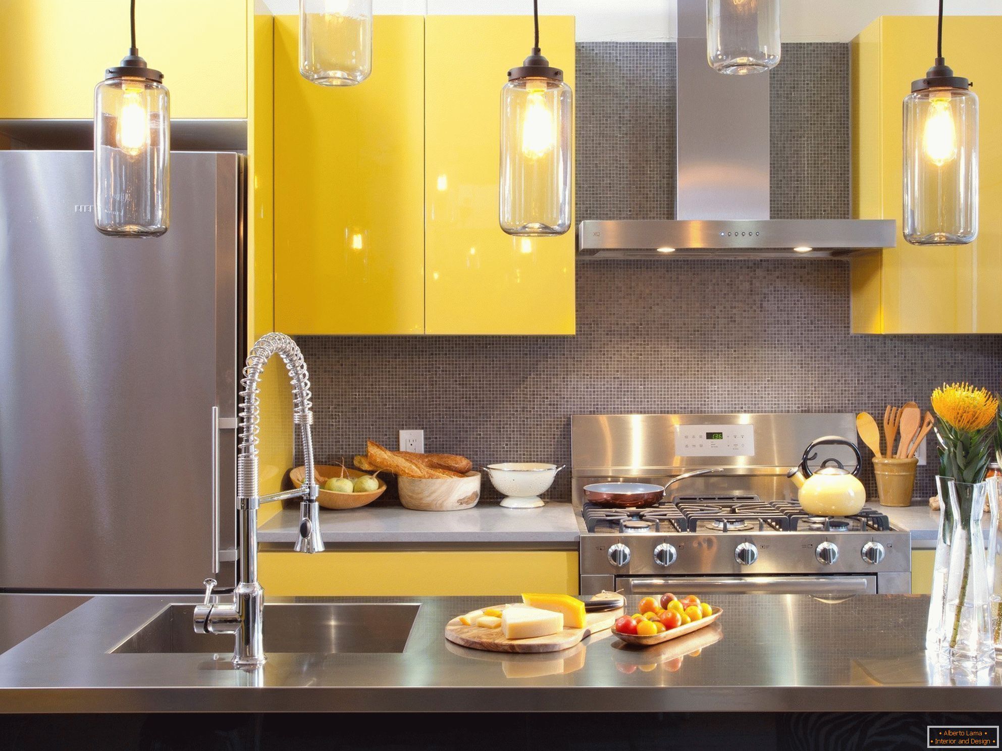 Kuchyňa so žltým nábytkom