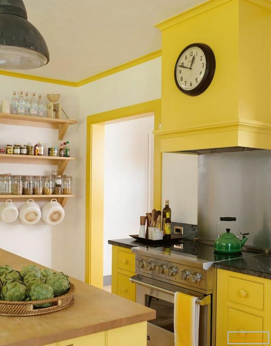 Kombinácia bielej, šedej a žltej farby v kuchyni