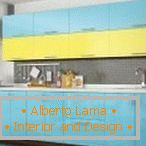 Kuchynský nábytok so žlto-modrou fasádou