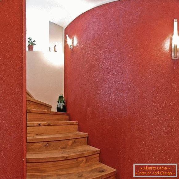 Červené tekuté tapety v chodbe v interiéri - foto schodisko
