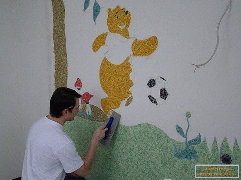 Muž čerpá Winnie Pú na stene v detskej izbe