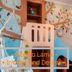 Detská izba s hojdacou sieťou a strom na stenu